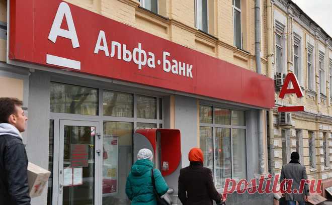 Холдинг Фридмана и Авена потребовал от Украины $1 млрд. Фонд Фридмана обвинил Украину в национализации бывшего «Альфа-банка Украина» путем «корпоративного рейдерства и военной спекуляции». Банк национализировали прошлым летом, до этого Фридман не возражал против национализации