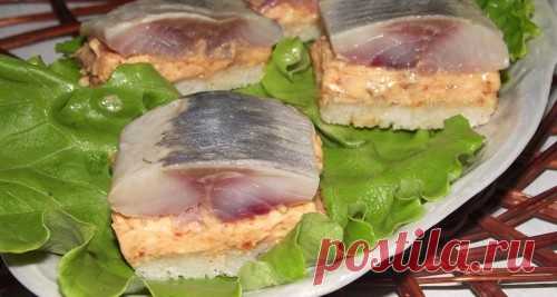 Канапе с икрой мойвы, сельдью и яблоком