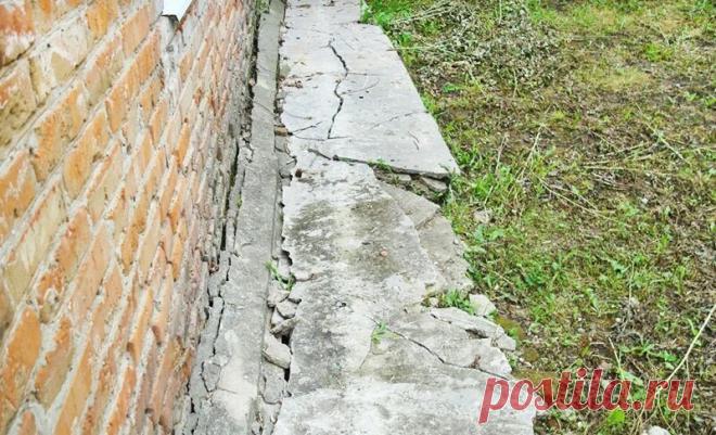 У соседа разрушается отмостка. Он в недоумении: почему бетон начал крошиться? И можно это исправить? | БЛОГ СТРОИТЕЛЯ | Яндекс Дзен