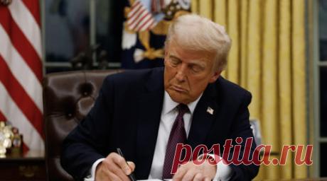 Трамп показал дизайн нового паспорта США с собственным изображением на нём. Американский лидер Дональд Трамп показал дизайн нового паспорта США с собственным изображением на нём. Читать далее