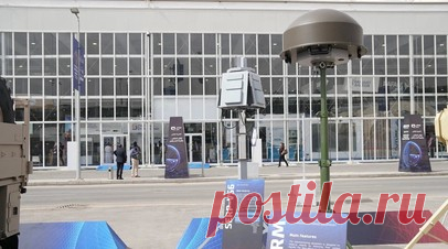 «Купол безопасности»: разработчик — о возможностях стационарного антидронного комплекса «Серп». Специалисты НИИ «Вектор» работают над совершенствованием комплекса радиоэлектронного подавления «Серп». Об этом в интервью RT сообщил генеральный директор предприятия Сергей Скорых. По его словам, система эффективно защищает от атак БПЛА различные промышленные предприятия, объекты критической инфраструктуры и топливно-энергетического комплекса (ТЭК). «Серп» поставляется отечественным заказчикам и в…
