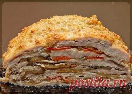 КУРИЦА "УДИВИ ГОСТЕЙ". 
Вкуснейшее и оригинальнейшее блюдо - готовится из простых продуктов, а выглядит - как деликатес из шикарного ресторана. Можно делать порционно - одна куриная грудка на порцию, но мне кажется, что вкуснее и сочнее получается, когда всё готовится одним большим слоёным куском. 
Ингредиенты и способ приготовления смотрите на нашем сайте https://quharka.ru/recipes/100617/kuritsa-udivi-gostej.html?t=0820