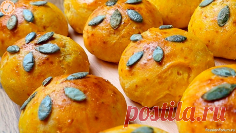 Булочки из ТЫКВЫ и творога, без дрожжей. Улыбка осени. | Кулинария Булочки из тыквы и творога очень красивые, полезные и очень вкусные. Они всегда мягкие, готовить их легко и быстро.Состав на 16 шт: творог - 200 г пюре тыквы - 200 г яйца - 2 штсахар - 50 г ванил.сахар - 1 пакетик соль - щепотка мука - 350 г(+30 г на подсыпку) разрыхлитель - 2 ч.л корица...