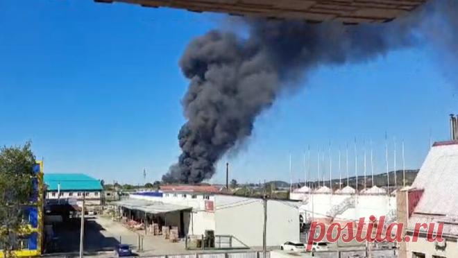 Очевидцы опубликовали кадры мощного пожара на рынке в Уссурийске. В Уссурийске произошел пожар в районе китайского рынка "ВаньЯнь". Об этом сообщает Telegram-канал "Новости Уссурийска. UssurMedia", который также опубликовал кадры, снятые очевидцами. На видео можно заметить огромный ...