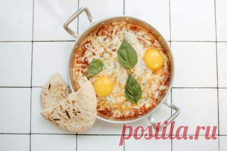 20 простых и вкусных рецептов шакшуки - БУДЕТ ВКУСНО! - медиаплатформа МирТесен Надоела яичница с помидорами? Приготовь шакшуку! Это блюдо с аппетитным соусом и зеленью сейчас популярно во всем мире. Ее готовят с разными овощами, сыром и мясом. Мы собрали 20 самых интересных рецептов шакшуки, которые подойдут на завтрак, обед или ужин! 1. Классическая шакшука Готовь шакшуку