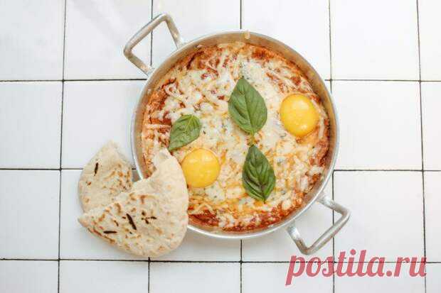 20 простых и вкусных рецептов шакшуки - БУДЕТ ВКУСНО! - медиаплатформа МирТесен Надоела яичница с помидорами? Приготовь шакшуку! Это блюдо с аппетитным соусом и зеленью сейчас популярно во всем мире. Ее готовят с разными овощами, сыром и мясом. Мы собрали 20 самых интересных рецептов шакшуки, которые подойдут на завтрак, обед или ужин! 1. Классическая шакшука Готовь шакшуку