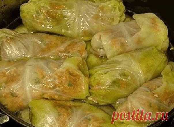 Как сделать голубцы намного вкуснee!
⠀
Мы предлагаем приготовить традиционное блюдо по-новому! Голубцы, запеченные в духовке под шубой, — после всех стараний и усилий тебя ожидает необычайно вкусный результат!
⠀
Вкусные голубцы
⠀
Ингредиенты:
для голубцов 
- 1 средний кочан свежей капусты
- 150 г мясного фарша
- 50 г риса
- 1 маленькая луковица
- 1 небольшая морковь
- 100 мл воды
- масло растительное
- соль, перец
⠀для «шубы»
- 100 г сыра
- 2 помидора
- зелень укропа и пет...
