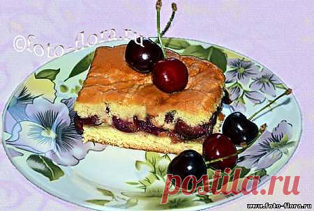 Порадуйте себя ароматной вкуснятиной из лета! Посмотрите рецепт с фото и приготовьте вкусный бисквитный пирог с вишней - черешней