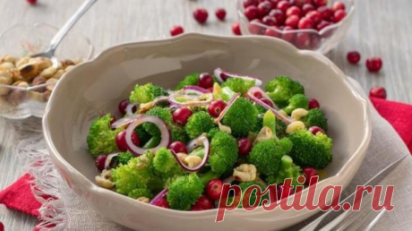 Салат из брокколи с клюквой и фундуком