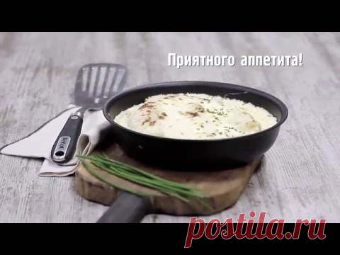 Запеченные блинчики с мясом под луковым соусом.
