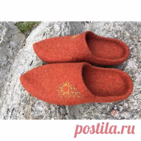 Наконец то я нашла фон для тапочек, который мне нравится ...!! Полуразрушенные ступеньки! Ходить по ним, конечно, страшновато, но как фон -супер !!!
⠀
Представляю валяные тапочки из австрийского бергшафа. Смешаны два цвета -яркий желто-оранжевый и кирпичный .В результате получился приглушённый оранжевый с вкраплением жёлтого. Очень красивый цвет ( но на фото тапочки ярче, чем на самом деле).
Показать полностью…