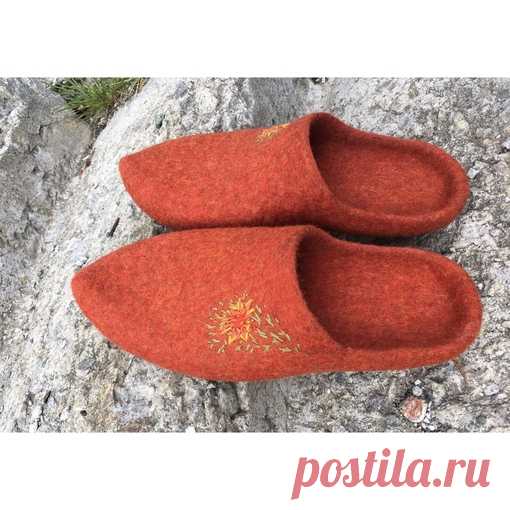 Наконец то я нашла фон для тапочек, который мне нравится ...!! Полуразрушенные ступеньки! Ходить по ним, конечно, страшновато, но как фон -супер !!!
⠀
Представляю валяные тапочки из австрийского бергшафа. Смешаны два цвета -яркий желто-оранжевый и кирпичный .В результате получился приглушённый оранжевый с вкраплением жёлтого. Очень красивый цвет ( но на фото тапочки ярче, чем на самом деле).
Показать полностью…
