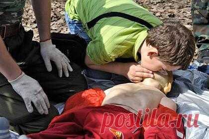 Приморцев бесплатно научат навыку оказания первой медицинской помощи. Во Владивостоке с 26 марта запускается проект для населения «Научу, помогу, спасу» — жителям столицы Приморья расскажут об основах оказания первой медицинской помощи. Цикл состоит из восьми занятий, они будут проводиться каждую субботу. Инициатором проекта стал Региональный центр общественного здоровья Приморья.