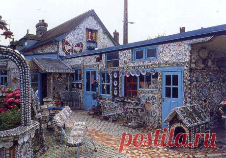 Дом Разбитой Посуды! Здесь всё состоит из осколков – вплоть до будки и лестницы на чердак…) (12 фото)  



La Maison Cassée Vaisselle или Дом Разбитой Посуды – любопытная достопримечательность французского городка Лувье.
Рабочий текстильной фабрики Роберт Вассер и его жена решили украшать дом и сад ис…