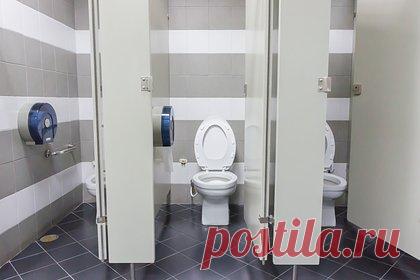 В российской школе сидящего в туалете подростка сняли на видео