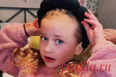 7-летние дети показали свой уход за лицом и встревожили старшее поколение. Представители поколения «альфа» (люди, рожденные с 2010 по 2020 год) показали свой уход за кожей в TikTok и встревожили взрослых пользователей сети. Семилетние девочки продемонстрировали свою уходовую косметику и рассказали, что любят магазины Sephora и Ulta. Этими действиями они смутили старших зрителей.