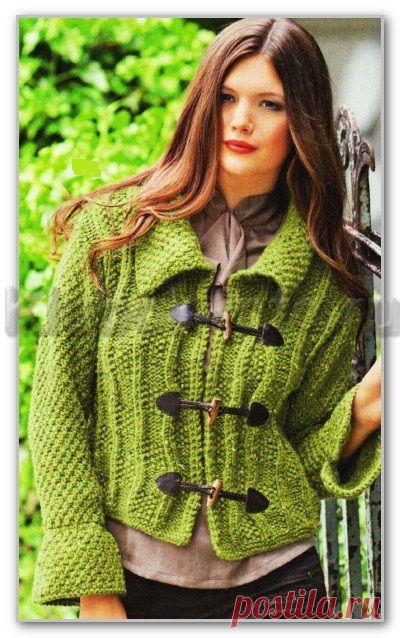 Вязание спицами. Женские модели. Однотонный короткий жакет с жемчужным узором и декоративной застёжкой клевант. Размеры: 38/40 (46/48)