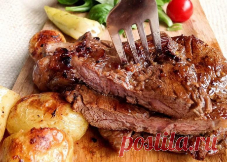 Готовим сочное мясо в духовке: 5 беспроигрышных рецептов Зачастую нам просто не хватает хороших идей, как вкусно приготовить мясо в духовке, чтобы оно было мягким и сочным. Мы с радостью подскажем вам общие рекомендации, как приготовить запеченное мясо вкусно и быстро, а вы сможете выбрать самый несложный рецепт. Сочное мясо в фольге Вам понадобится: Свиная лопатка — 1 кг Чеснок — 5-6 небольших зубчиков Сметана — 4 ст. л. Лавровый лист (молотый)— по вкусу Соль, перец — по ...