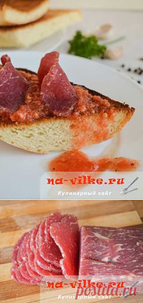 Тостады - испанские гренки с томатным соусом и бастурмой