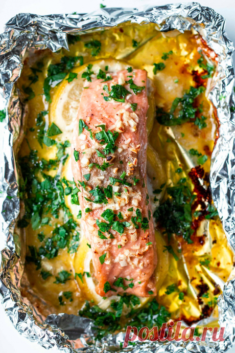 Super einfach, super schnell, super lecker! Ich liebe Lachs aus dem Ofen, so wird er butterzart und soo gut. Dieser hier kommt mit einer großen Portion Butter, mit Zitrone und Knoblauch. Zum Schluss noch etwas Petersilie on top und ab geht das Schlemmen.NUR 20 MINUTENZUTATEN FÜR 2 PORTIONEN2 Knoblauchzehen1 Zitrone50 g flüssige Butter 250 g LachsfiletSalz, Pfefferoptional: PetersilieZUBEREITUNGBackofen vorheizen (E-Herd: 200°C/ Umluft: 175°C).Knoblauch schälen und hacken. Zitrone halbieren. Eine