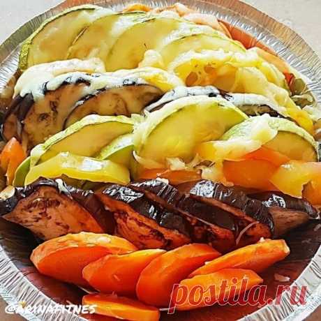 ВКУСНЫЕ ЗАПЕЧЕННЫЕ ОВОЩИ ПОД СЫРОМ 
 Кабачок, 200 гр 
Баклажан, 140 гр 
Морковь, 120 гр 
Перец сезонный, 70 гр 
Сыр твердых сортов, 40 гр 
Подсолнечное масло, 5 гр 
Соль, приправы по вкусу