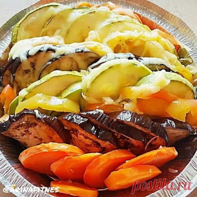 ВКУСНЫЕ ЗАПЕЧЕННЫЕ ОВОЩИ ПОД СЫРОМ 
 Кабачок, 200 гр 
Баклажан, 140 гр 
Морковь, 120 гр 
Перец сезонный, 70 гр 
Сыр твердых сортов, 40 гр 
Подсолнечное масло, 5 гр 
Соль, приправы по вкусу
