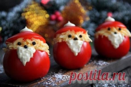 Закуска из помидоров "Дед Мороз" - 8 пошаговых фото в рецепте В преддверии Нового года хочу предложить рецепт очень вкусной, красивой закуски из помидоров "Дед Мороз". Рецепт несложный, помидоры фаршируются смесью сыра и чеснока, а в результате получается аппетитное, яркое блюдо, которое несомненно станет украшением праздничного стола. Можно приготовить ...