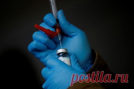 В Швейцарии несколько месяцев прививали граждан просроченными вакцинами. Врач в швейцарском кантоне Швиц несколько месяцев прививала граждан просроченными вакцинами от COVID-19. Медик Сюзанна Ниеманн ввела просроченный препарат против коронавируса производства Moderna более чем сотне человек. Власти уточнили, то не все привитые просроченной вакциной могут быть идентифицированы.