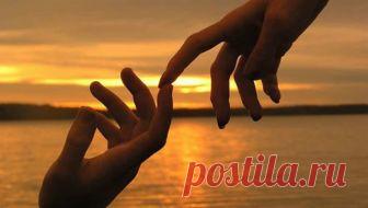 ПЕРВАЯ ЛЮБОВЬ

Где ты,моя первая любовь?
Не сложилось,в чем-то виновата.
Вспоминаю дни те вновь и вновь,
Вместе проведенные когда-то.

Вот такая эта наша жизнь,
Столько в ней ошибок,нету края,
Только повторяем снова их,
Мы на те же грабли наступая.

А ведь можно было все исправить,
Только постеснялись мы с тобой
К разговору пару слов добавить,
Не раскрыли сердце,милый мой.

Я ушла,вот так мы и расстались,
Или разошлись,сказать верней,
Годы мы с тобою не встречались,
Каждый...