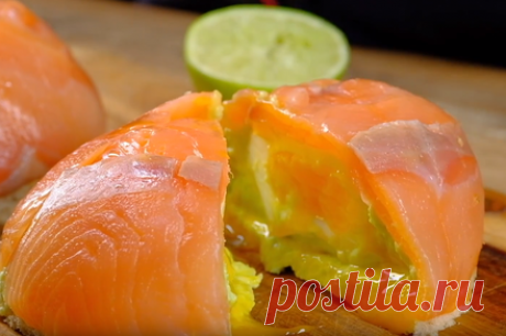 Особенный бутерброд с лососем, авокадо и яйцом пашот | Fresh.ru