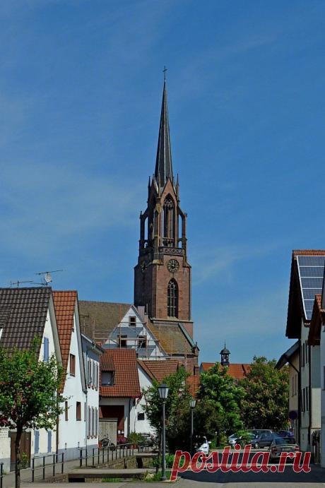 Köndringen, die evangelische Kirche mit dem 60m hohen markanten Turm, wure 1862-66 im neugotischen S - Staedte-fotos.de