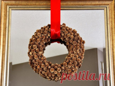 Рождественский венок из сосновых шишек