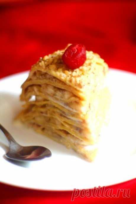 Блинный торт с грецкими орехами и бананами