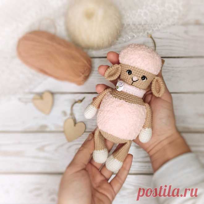 PDF Влюблённая Нэнси крючком. FREE crochet pattern; Аmigurumi animal patterns. Амигуруми схемы и описания на русском. Вязаные игрушки и поделки своими руками #amimore - овечка из плюшевой пряжи, плюшевая овца, баран.