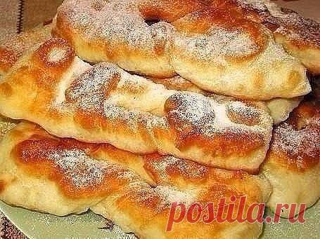 Хворост на кефире.
Я принес вам снова очень вкусный и незамысловатый рецепт! Эти пышечки не оставят никого равнодушными. Особенно они нравятся детям! 
Вам потребуется:
1.5 стакана кефира.простокваши или кислого молока. 
1 яйцо 
3 ст. ложки сахара 
2 ст. ложки растительного масла 
0.5 ч. ложки соли 
0.5 ч. ложки соды 
муки примерно 2-3 стакана(это примерное количество муки.если тесто липнет к рукам подсыпать еще).
по желанию пакетик ванильного сахара.
Как готовить:
1. Замесить мягкое тесто