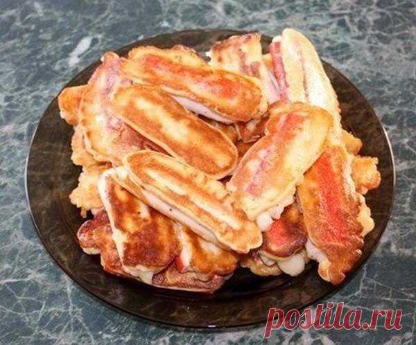 Интересное угощение, от которого трудно отказаться — Крабовые палочки в кляре с сыром 


Это сочетание меня приводит в восторг!









Ингредиенты:
крабовые палочкисыр
Для кляра понадобиться:молокомукаяйцасоль, перец
Приготовление:
Нарезаем сыр полосочками.

Крабовые палочки разворач…