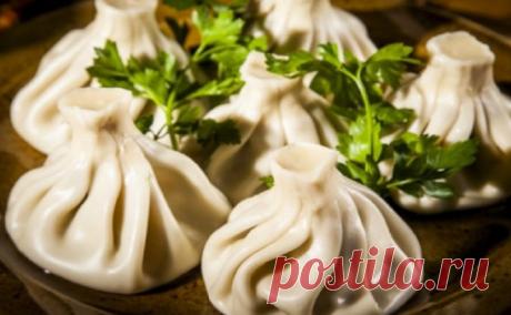 Дорогие мои читатели! Настоящие хинкали с этим рецептом приготовить очень просто!
Я раскрою Вам секрет вкусного соуса из мацони, а он очень важен.
И самое главное, я раскрою Вам секреты приготовления настоящих, грузинских хинкали, с нежным фаршем и ароматными травами и тестом без яиц. 
Именно тесто без яиц сохраняет форму хинкали, каждую складочку, каждый защип при варке, а главное, тесто очень мягкое и нежное.