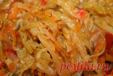 Вкусно и просто. Солянка из капусты в мультиварке Ингредиенты. Морковь моем, чистим и натираем на крупной терке. Капусту мелко шинкуем. Перемешиваем капусту с морковью, чтобы овощи пустили сок. Лук очищаем и нарезаем полукольцами. В мультиварку наливаем растительное масло и спассеруем в нем лук. Кладем в чашу мультиварки капусту с морковью, вливаем воду, смешанную с томатной пастой, солью и специями. Задаем режим «Тушение». Готовим полчаса, потом пробуем капусту. Если она ...