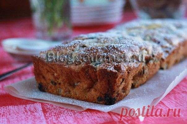 Бисквитный пирог с яблоками и смородиной.