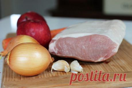 Жаркое из свинины с яблоками и луком