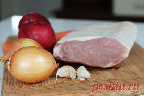 Жаркое из свинины с яблоками и луком