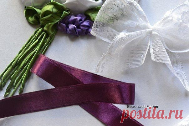 ​Белые розы из атласных лент: искусство вышивки лентами