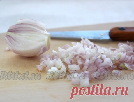 Сельдь в новой шубке от Людмилы Н

На праздничном столе сельдь всегда занимает почетное место. Попробуйте обычную сельдь приготовить в новом амплуа и вы не будете разочарованы. За рецепт сельди в новом обличии я благодарна коллеге по кулинарному цеху Оле (marioka 82) 
Для приготовления оригинальной сельди под шубой понадобится: 
сельдь - 1 шт.;
семга малосольная - 150 г;
яйцо - 5 шт.;
морковь - 2 шт.;
свёкла - 2 шт.;
желатин - 15 г;
вода - 0,5 стакана;
сметана - 150 г;
май...