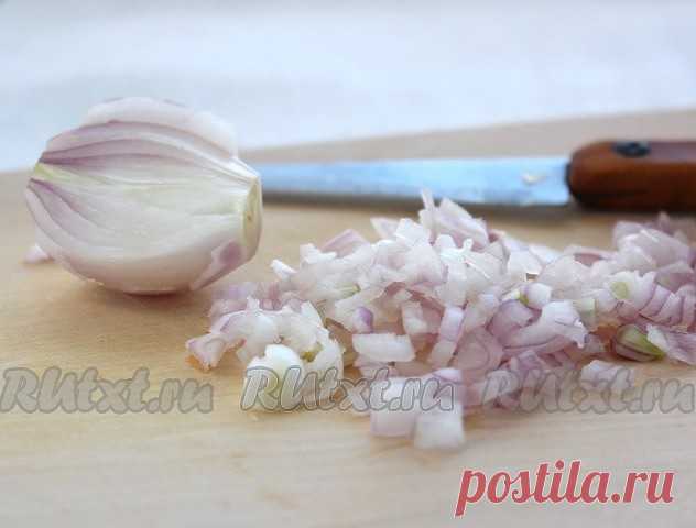 Сельдь в новой шубке от Людмилы Н

На праздничном столе сельдь всегда занимает почетное место. Попробуйте обычную сельдь приготовить в новом амплуа и вы не будете разочарованы. За рецепт сельди в новом обличии я благодарна коллеге по кулинарному цеху Оле (marioka 82) 
Для приготовления оригинальной сельди под шубой понадобится: 
сельдь - 1 шт.;
семга малосольная - 150 г;
яйцо - 5 шт.;
морковь - 2 шт.;
свёкла - 2 шт.;
желатин - 15 г;
вода - 0,5 стакана;
сметана - 150 г;
май...