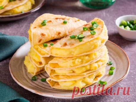 Кыстыбый с картошкой по татарски — это рецепт постных лепешек, щедро начиненных либо сытной пшенной молочной кашей (самая традиционная начинка), либо сливочным картофельным пюре, щедро пропитанным сочным слоем сливочного масла. Давным-давно женщины Татарстана с любовью и заботой готовили Подписывайтесь, читайте, комментируйте, ставьте лайки