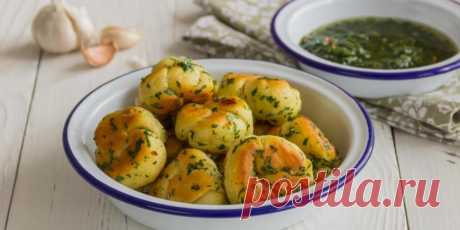 Узелки на сковородке с травами и чесноком