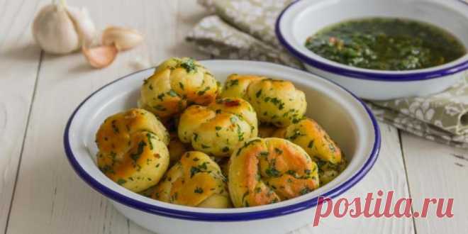 Узелки на сковородке с травами и чесноком