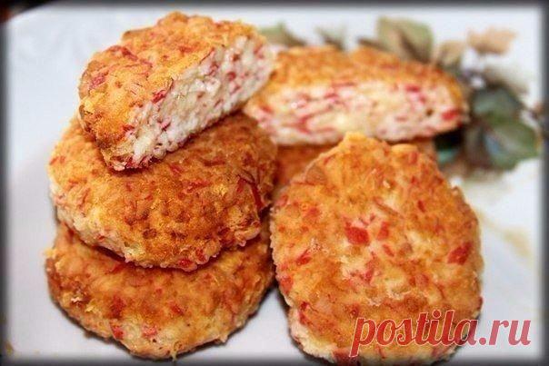 Котлеты из крабовых палочек

Ингредиенты:
Крабовые палочки — 200 г
Сыр 