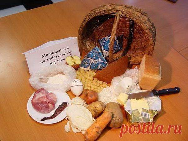 Были мы на рынке… что у нас в корзинке…
На зарплаты наши, накупили каши…
И хребты от куры, нууу почти натура…
Бурячка, картошки, поросенка ножки…
Лука да петрушки, сахарку да сушки…
Соли, клаптик сала… как же все достало…
Вот корзинки наши, депутатам краше…
Дать бы — пусть «пируют»… гляньте, не горюют…
В кресла еле-еле втискивают попы…
По плечу бы, милых, дружески похлопать…
Да послать на рынок, с нашей, да с зарплатой…
Глянуть, как они бы, штопали заплаты…

Автор людмила щерблюк