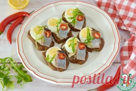 Бутерброды с селёдкой и яйцом. Очень простые, но всегда актуальные! Такие бутерброды и для перекуса хороши, и на праздничном столе уместны и выручат вас, когда гости на пороге. Вкусны как со сладким чаем, так и с крепкими напитками. Готовьте на здоровье!
